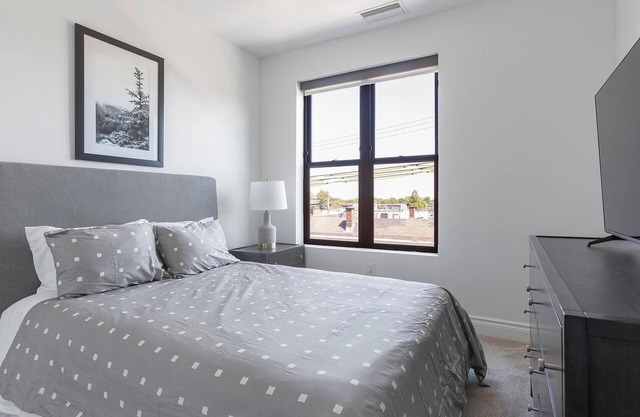 Landing | Chic 2BD, Gym