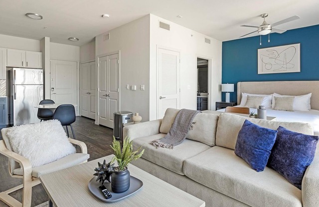 Landing | Chic Studio, Gym, Pool