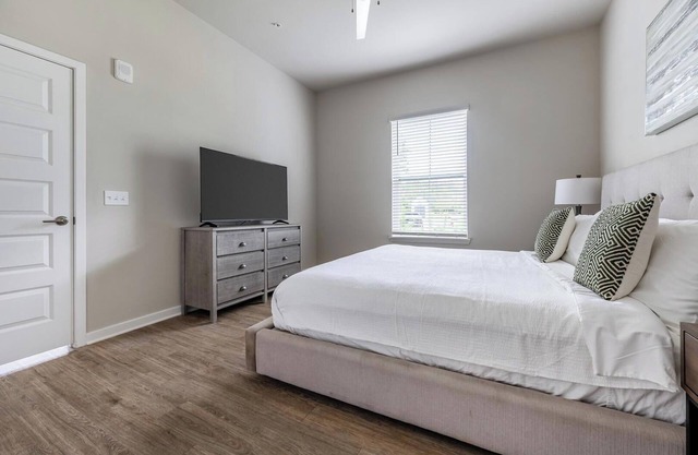 Landing | Chic Studio, Pool, Gym