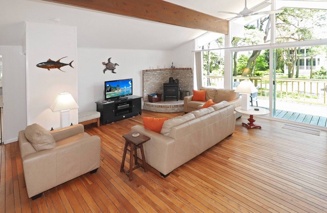 Langtree - Pet friendly; Waterfront w/boat dock!