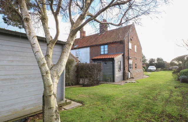 LANTHORN COTTAGE, pet friendly in Happisburgh, East Anglia