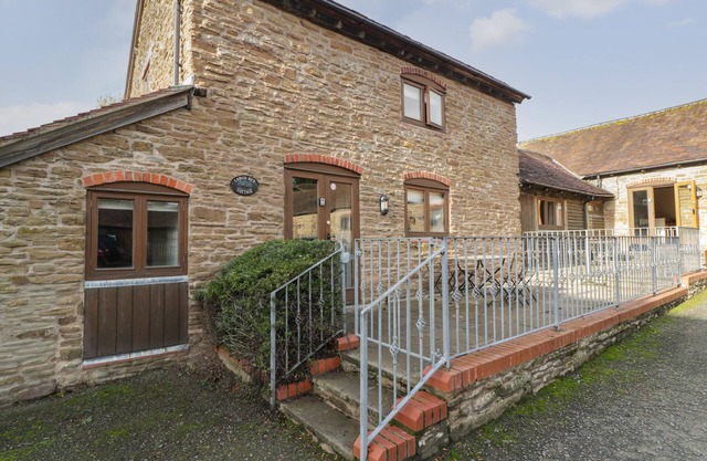 LARCH BED COTTAGE, pet friendly, with hot tub in Bromyard