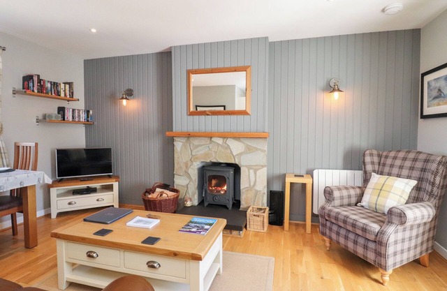 LARCH, pet friendly, character holiday cottage in Newtonmore