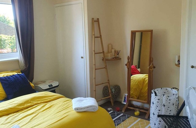 Large 1 Bedroom Flat With Fitted Kitchen and a Leather Sofa Chair