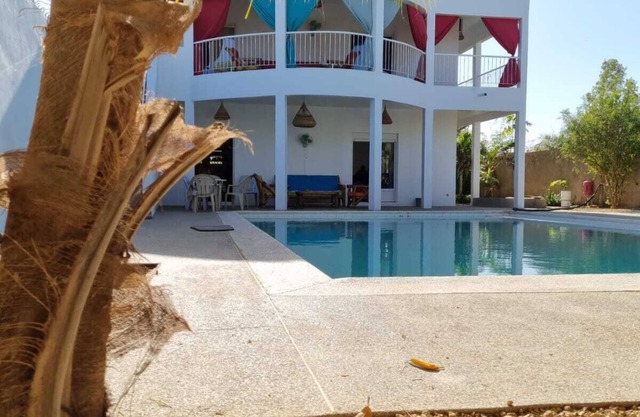 Large 200 m² villa for six people, three bedrooms, parking, swimming pool 11x6