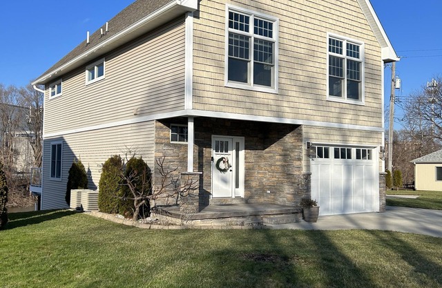 Large, 3 bedroom Cottage on Black River sleeps up to 10.