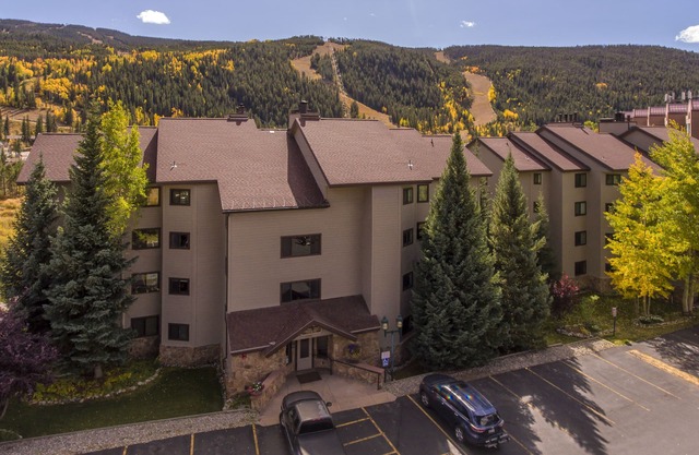 Large 3 BR/3 BA Near Mountain House Lifts; Private Hot Tub in unit; 7 beds