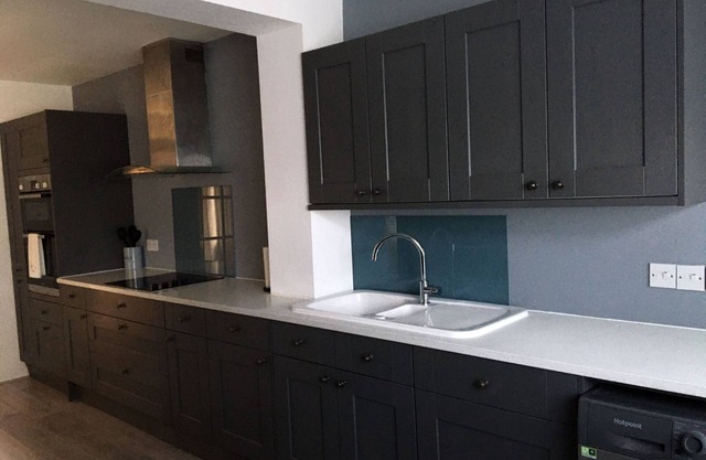 Large 4 bed detached house close to Heathrow