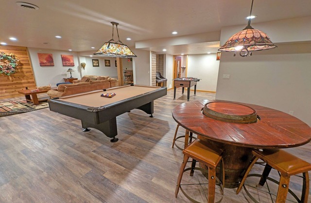 Large, 4 level home with Pool Table, A/C, Hot Tub - Poplar 35
