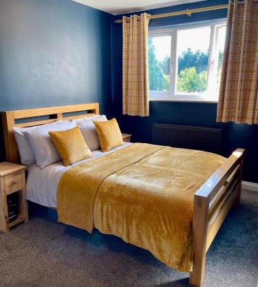 Large 5 bed detached house near Stansted Airport with Parking for 2 vehicles! Stansted Stays