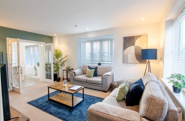 Large 5-Bed House for 8 Guests – Perfect for Workers & Families