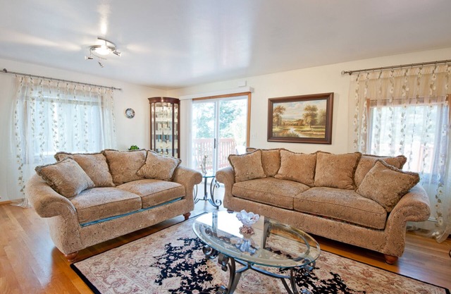Large 5-Bed Modern Family Retreat with Kitchen & Free Parking Near Boston!