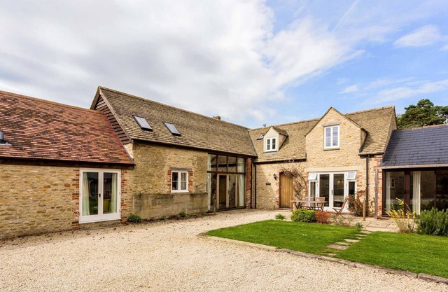 Large 5 bedroom holiday let in the Cotswolds - The Barn