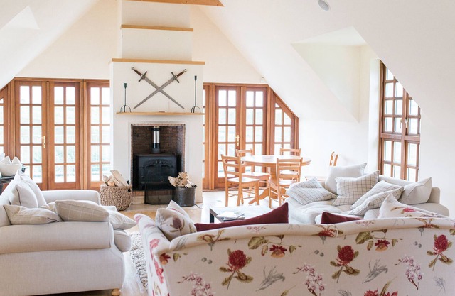 Large 5 bedroom house with two lounges and large indoor pool