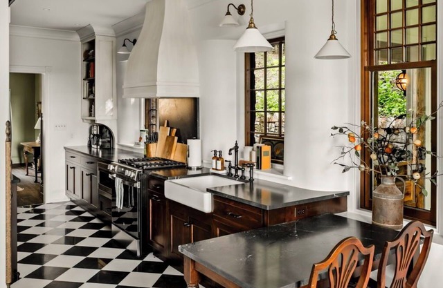 Large 6 bedroom, 6.5 bath restored Victorian home at Indiandale Springs