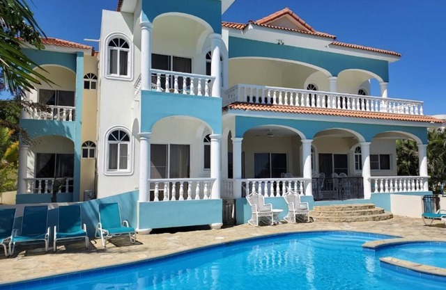 Large 6 bedroom, Luxury Villa with Pool, Ocean View, Fully Staffed, Near Beach!