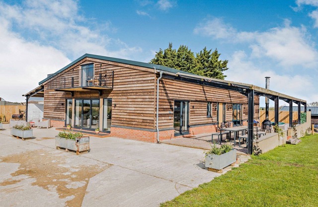 Large 6 bedroom luxury holiday home in the Cotswolds with a hot tub - Folly View