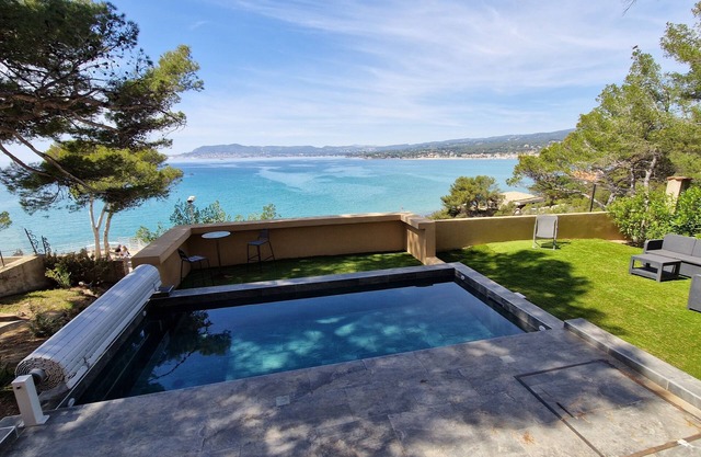 Large 6 p. air-conditioned family home with swimming pool on the seafront