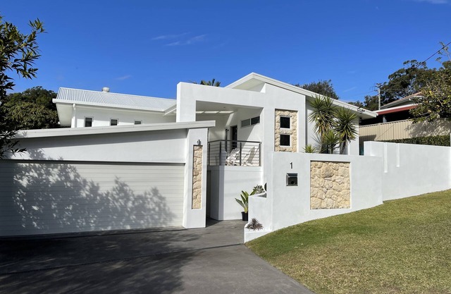 Large 6 room 12person coastal home mins to anywhere around Coffs, fully equipped