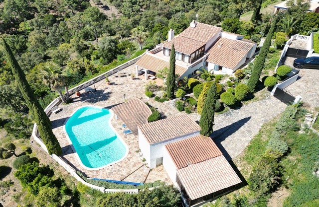 Large air-conditioned villa with swimming pool on the heights of Rayol Canadel