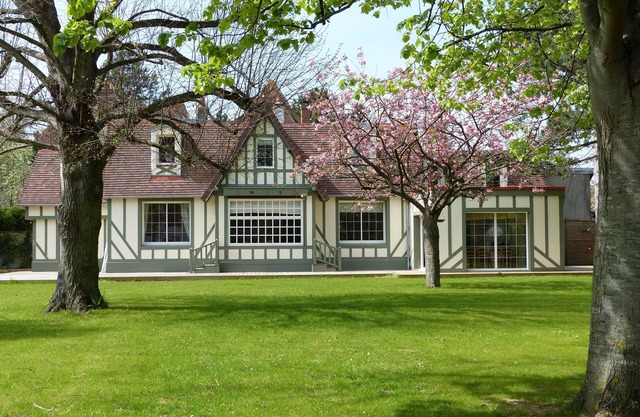 LARGE AND COMFORTABLE RENOVATED VILLA AND ITS CLOSED GARDEN 200 M FROM THE BEACH