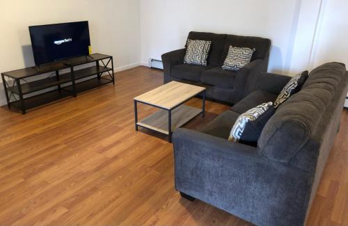 Large and private apartment that sleeps up to 10 people comfortably with direct NYC Manhattan train only 5 minute walk away