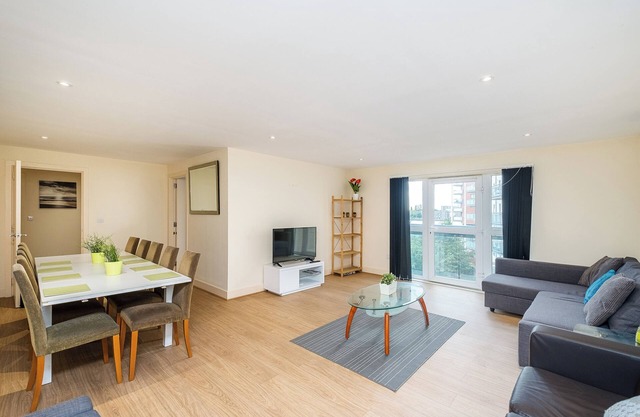 Large and Spacious 3 Bedrooms 2 Bathrooms Close to Canary Wharf E14