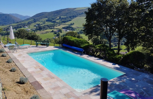 Large and superb typical house with swimming pool in the heart of the Basque