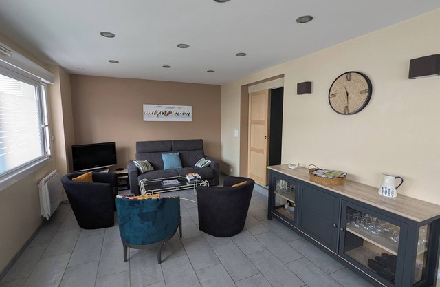 LARGE APARTMENT 100 M2 GROUND FLOOR 300M FROM THE BEACH WITH FREE PARKING