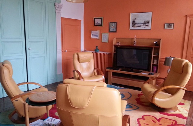 Large apartment downtown, quiet, comfortable, free tea, coffee