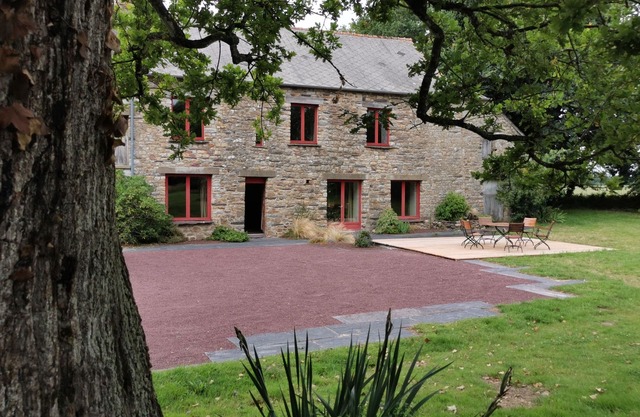 Large authentic farmhouse in Brocéliande: quiet green