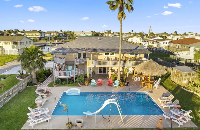 Large Bay Home- Big Swimming Pool Palapa Bar Surrounded by water & lush gardens