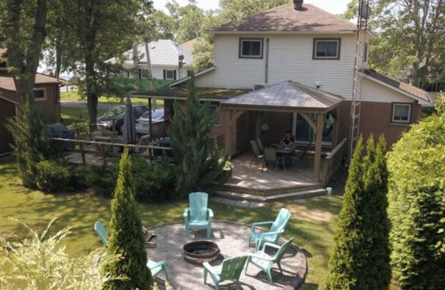 Large Beach View Family Cottage in in Turkey Point