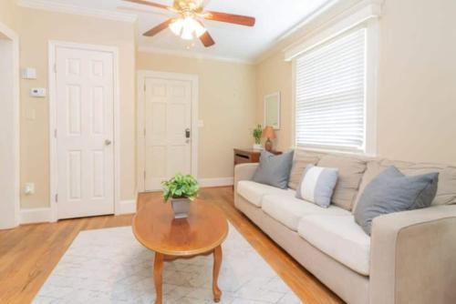 Large BnB - The White House & Cottage