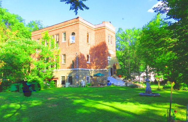LARGE BRICK SCHOOL HOUSE WITH MUSIC STUDIO CLOSE TO DELAWARE RIVER