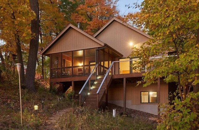 Large Cabin on Lake Sylvia with Tiki Hut