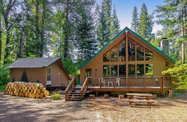 Large cabin with fast WiFi & outdoor dining area - direct access to Yakima River