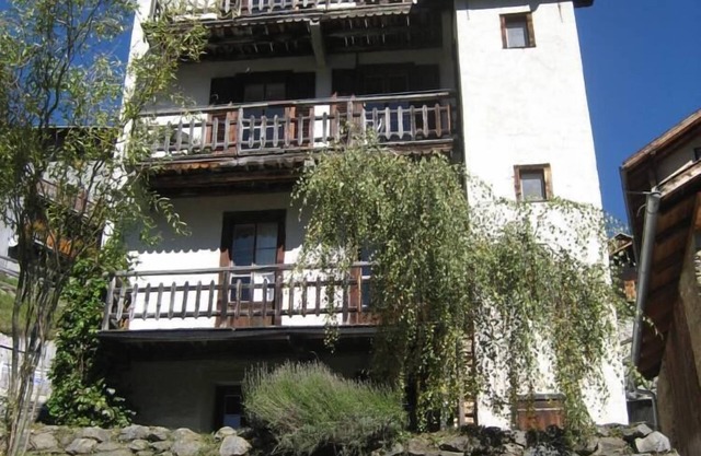 Large picturesque house with garden. Max 12 p.