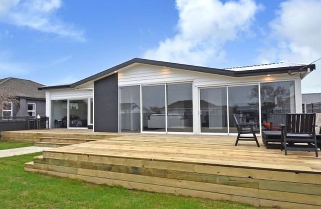 Large Comfortable Modern 4 Bedroom Home