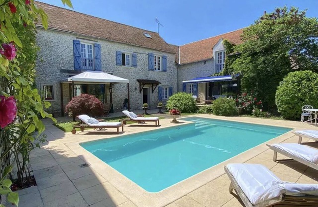 Large, cosy house -charm, comfort and swimming pool- 95 kms from Paris