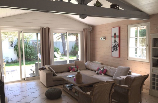 Large decorative house for 12. Garden, independent annex. 5 min from the beach