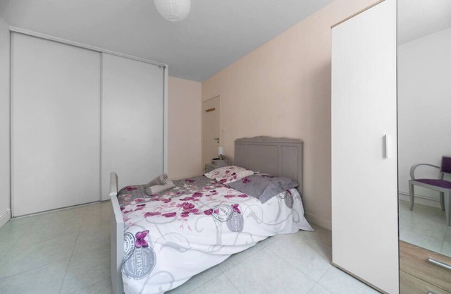 Large design and bright apartment, free parking