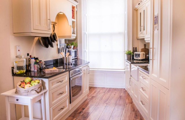 Large ensuite room, in historic house by the canal