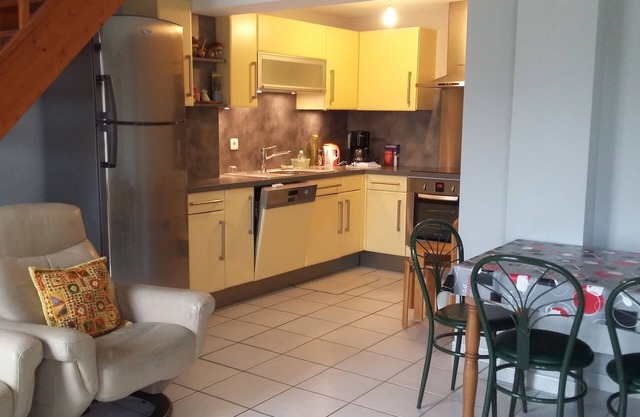 large F4 quiet village 2km beach parking outdoor terrace Wifi
