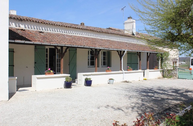 Large family and pet friendly farmhouse with substantial grounds & swimming pool
