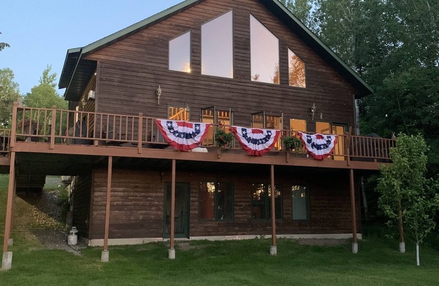 Large Family Cabin, Centrally Located On Beautiful Frazer Bay!