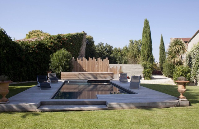 LARGE FAMILY FARMHOUSE IN THE HEART OF THE CAMARGUE AND 10 KM FROM NIMES