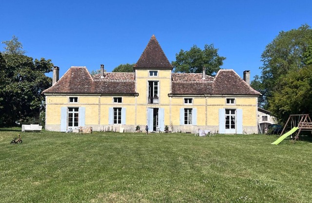 Large family home in the heart of a charming Lot-et-Garonne village