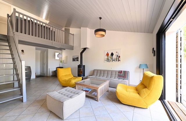 LARGE FAMILY HOME CLOSE TO THE BEACH