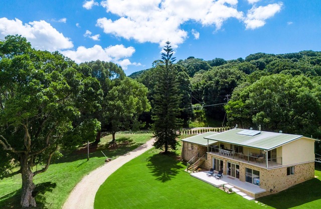 Large Family Friendly Hinterlands Creek-Front Acreage.